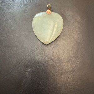 Vintage 14k Yellow Gold Chinese Carved Jade Hardstone Heart Pendant